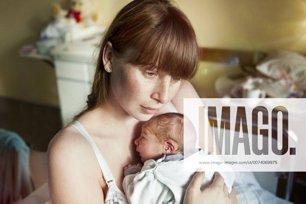 Mother holding her newborn baby in hospital room model released Symbolfoto MFF003127