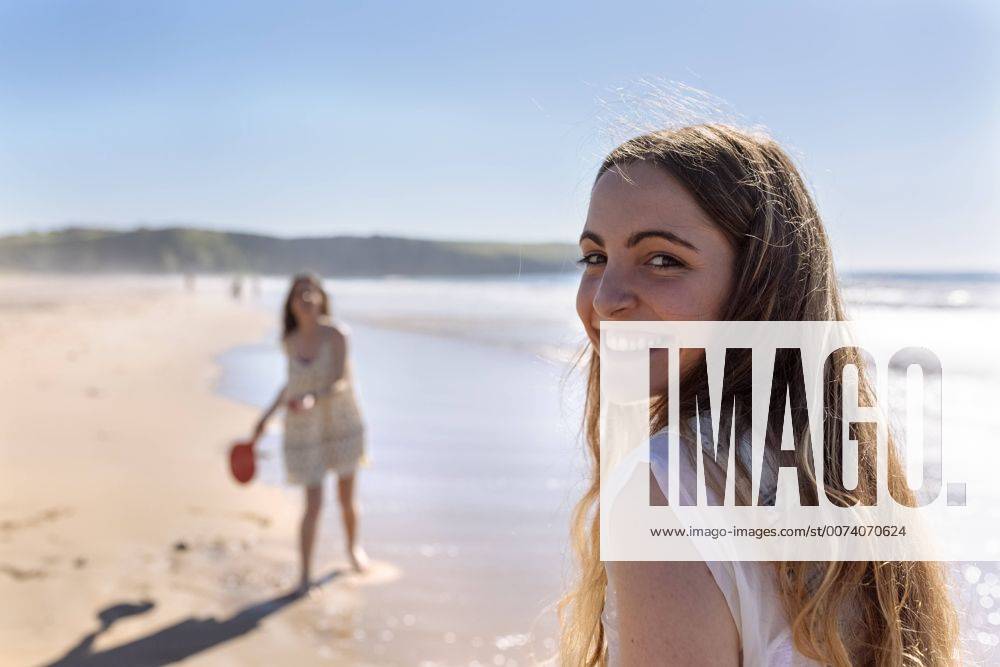 Youniverse - Young Holidays Portrait of happy teenage girl on the beach model released Symbolfoto MGOF002382