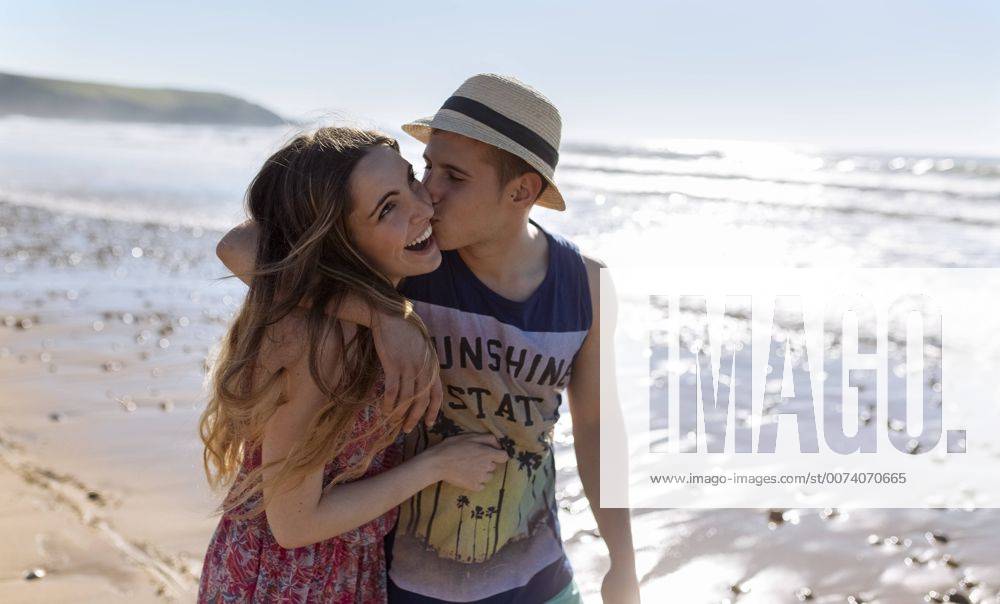 Youniverse - Young Holidays Happy young couple in love walking along the beach model released Symbolfoto MGOF002410
