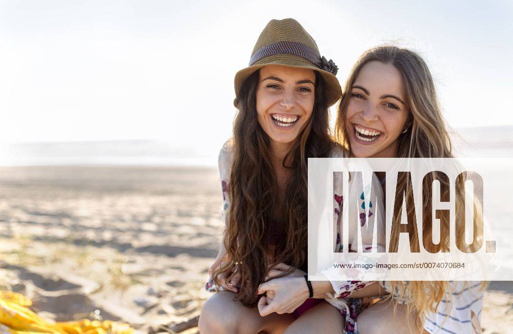 Youniverse - Young Holidays Portrait of two best friends on the beach model released Symbolfoto MGOF002428