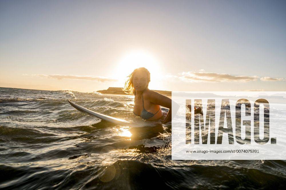 Youniverse - Young Holidays Spain, Tenerife, young female surfer at sunset model released Symbolfoto SIPF00888