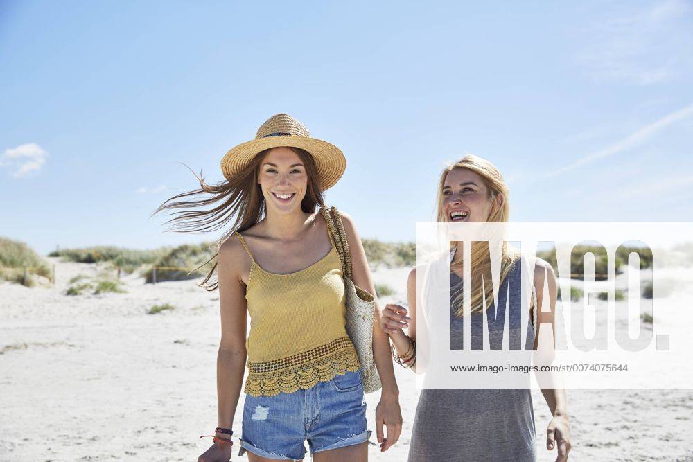 Youniverse - Young Holidays Two happy female friends on the beach model released Symbolfoto SRYF000005