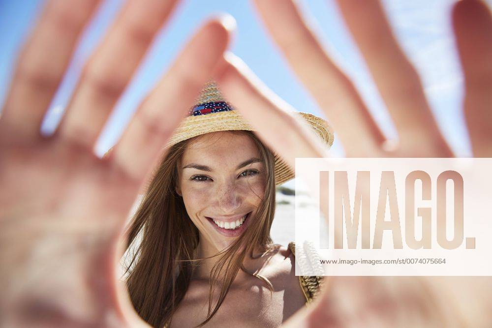 Youniverse - Young Holidays Portrait of smiling young woman on the beach model released Symbolfoto SRYF000011