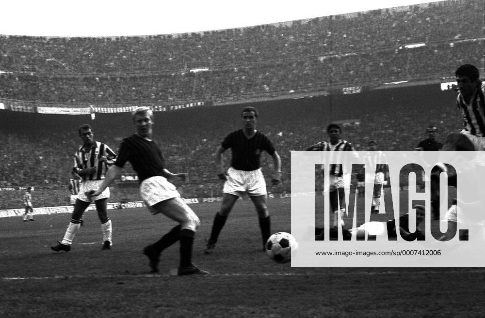 KARL HEINZ SCHNELLINGER (vorn)), SAUL MALATRASI (beide AC Mailand Mitte) o0 Vsw krux Juve Turin