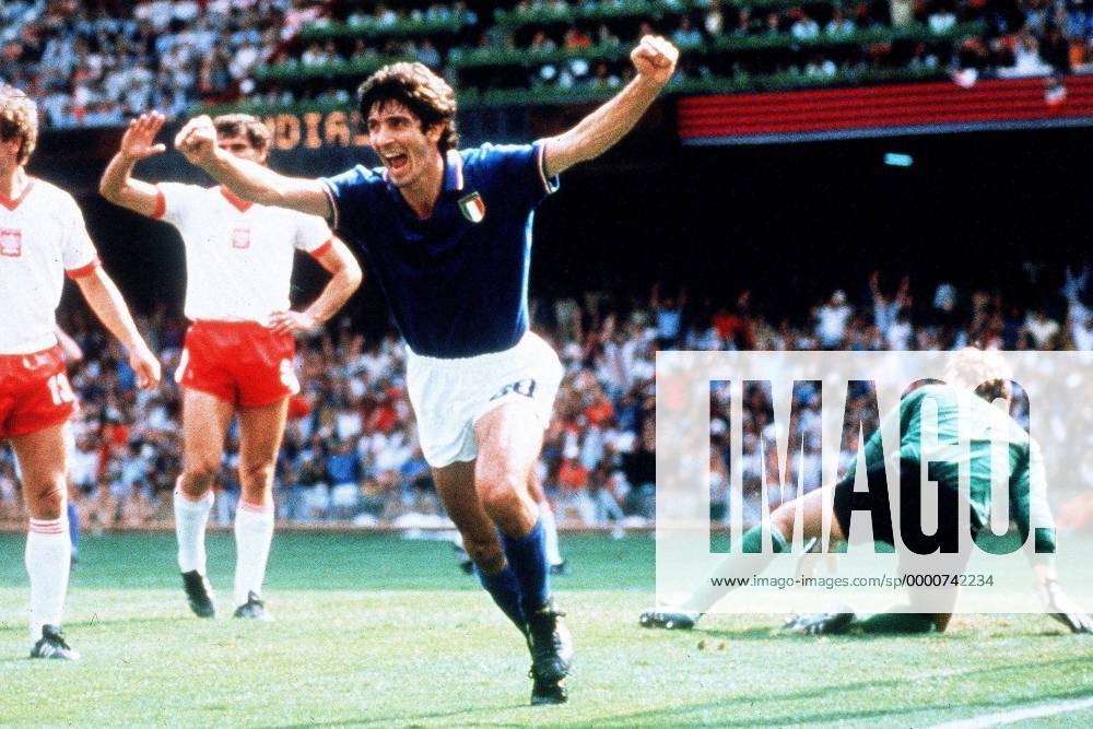 Paolo Rossi (Italien) - Torjubel Fußball WM Herren Weltmeisterschaft 1982, Länderspiel, Halbfinale, Nationalmannschaft, Nationalteam, Nationaltrikot Gruppe Barcelona Begeisterung, Freude,