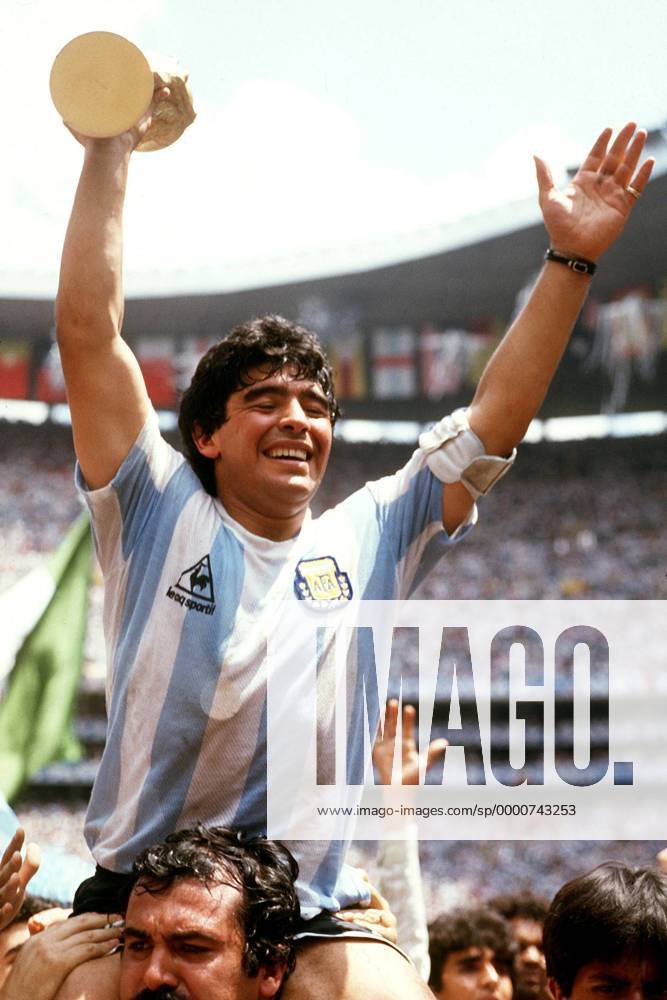 Diego Armando Maradona (Argentinien) mit dem Weltmeisterschaftspokal in der Hand Fußball WM Herren Weltmeisterschaft 1986, Länderspiel, Finale, Endspiel, Nationalmannschaft, Nationalteam, Einzelbild Mexico-City, Stadt Dynamik, Begeisterung, Freude,