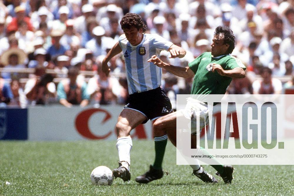 Jorge Valdano (li., Argentinien) gegen Felix Magath (BR Deutschland) Fußball WM Herren Weltmeisterschaft 1986, Länderspiel, Finale, Endspiel, Nationalmannschaft, Nationalteam Gruppe Mexico-City, Stadt Dynamik,