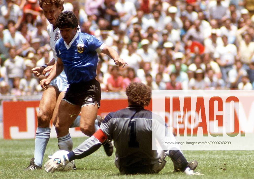 Diego Armando Maradona (li., Argentinien) umkurvt Torwart Peter Shilton (England) Fußball WM Herren Weltmeisterschaft 1986, Länderspiel, Viertelfinale, Nationalmannschaft, Nationalteam, Nationaltrikot Gruppe Mexico-City, Stadt Dynamik,