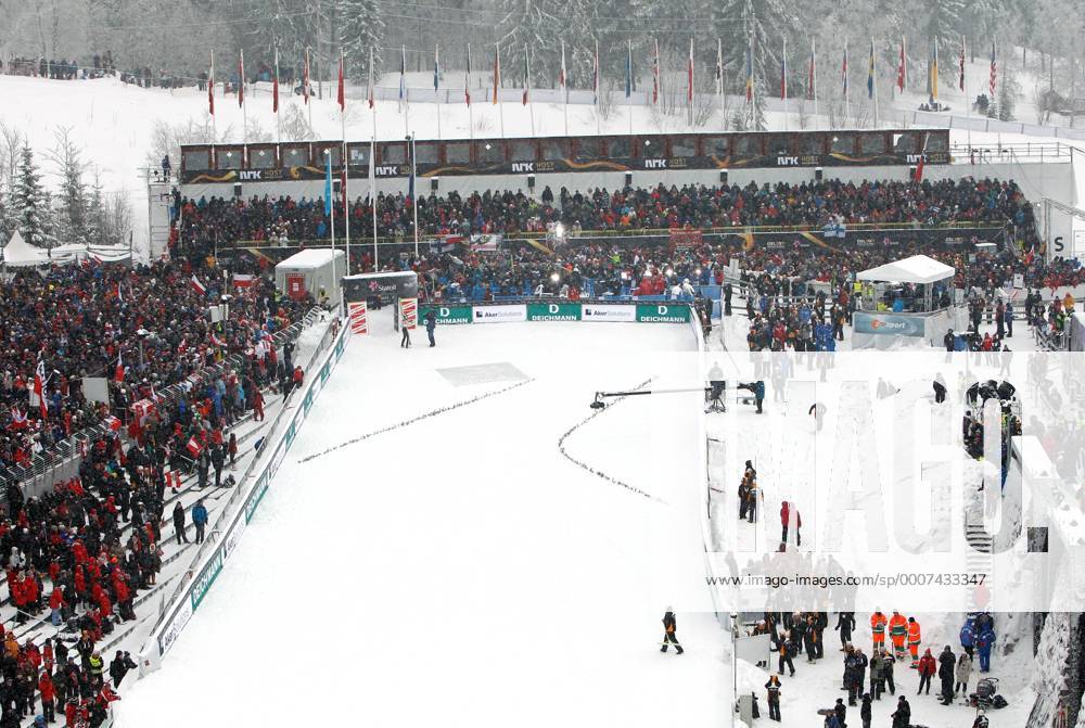SKI NORDISCH - FIS Nordische WM 2011 OSLO, 26.FEB.11 - SKI NORDISCH, SKISPRINGEN - FIS Nordische Ski Weltmeisterschaften 2011, Holmenkollen, Normalschanze, Herren. Bild zeigt den Auslauf und Zuschauer. o0 Skischanze Schanze