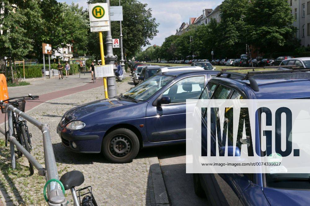 Falsch geparktes Auto an der Bushaltestelle