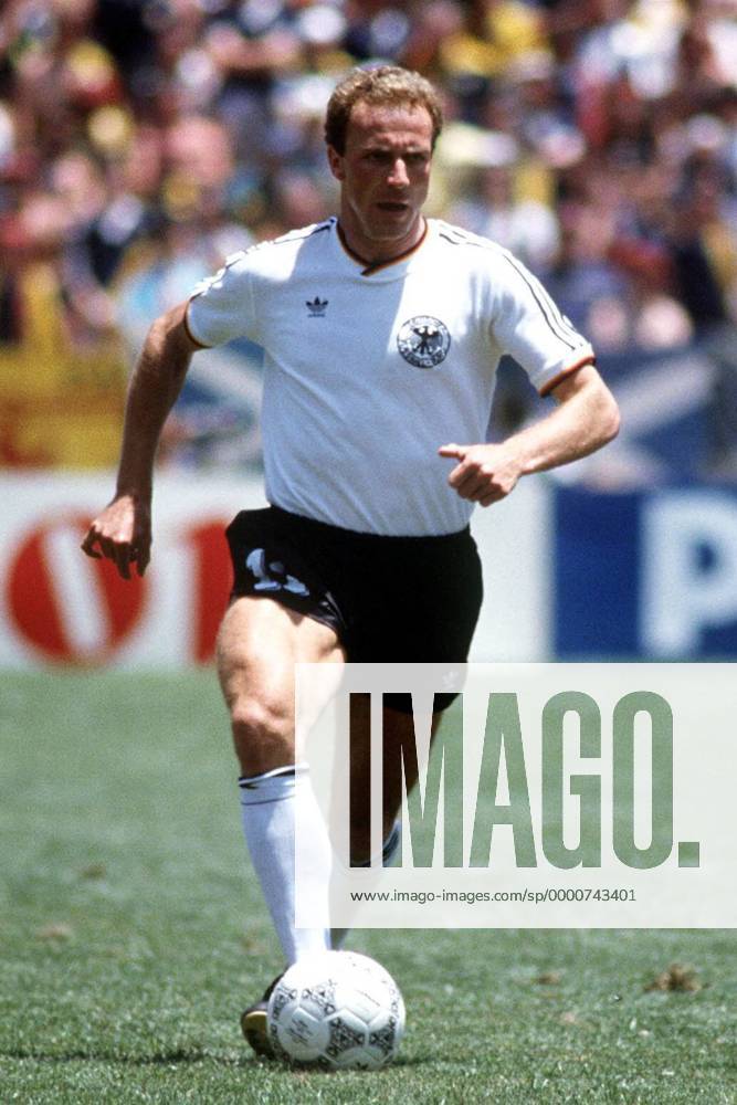 Karl-Heinz Rummenigge (BR Deutschland) am Ball Fußball WM Herren Weltmeisterschaft 1986, Länderspiel, Halbfinale, Nationalmannschaft, Nationalteam, Nationaltrikot Einzelbild Guadalajara Dynamik,
