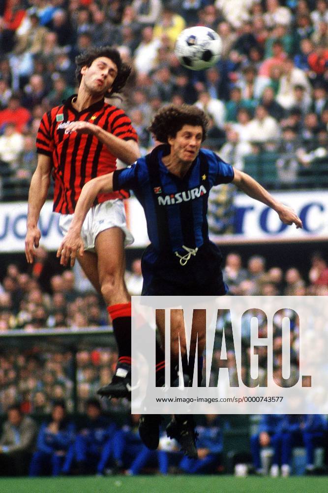 Mark Hateley (li., Milan) gegen Fulvio Collovati (Inter) Fußball Herren Serie A 1985 1986, 1. Italienische Liga, Internazionale Mailand - AC Mailand 1:0, Derby, Stadtderby Gruppe Mailand Dynamik,