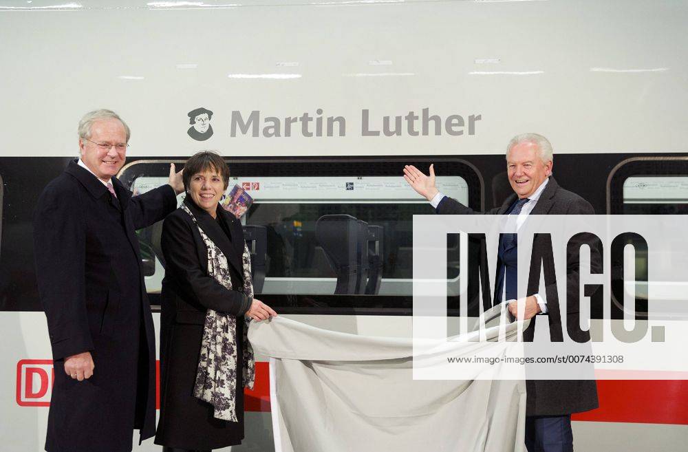 Anlaesslich des 500. Reformationsjubilaeums hat die Deutsche Bahn AG am Montag (07.11.2016) einen ICE-Zug auf den Namen Martin Luther getauft. An der Zeremonie im Berliner Hauptbahnhof nahmen neben Bahnchef Ruediger Grube (re.) auch die Reformationsbotschafterin der Evangelischen Kirche in Deutschland (EKD), Margot Kaessmann (M.), und der Vorsitzende des Leitungskreises Reformationsjubilaeum 2017 , Gerhard Robbers (li.), teil. Den Zug der neuen, vierten ICE-Generation zieren Name und Konterfei des Reformators. Es ist derzeit der einzige ICE, der nach einer Persoenlichkeit benannt ist. (Siehe epd-Bericht vom 07.11.2016) Bahn tauft neuen ICE auf Martin Luther