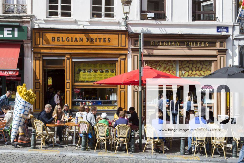 Brüssel, Belgien, typische Belgische Imbissbude, Pommesbude in der Rue Infante Isabelle, Straße in der Altstadt mit vielen Restaurants, Bars, Geschäften,