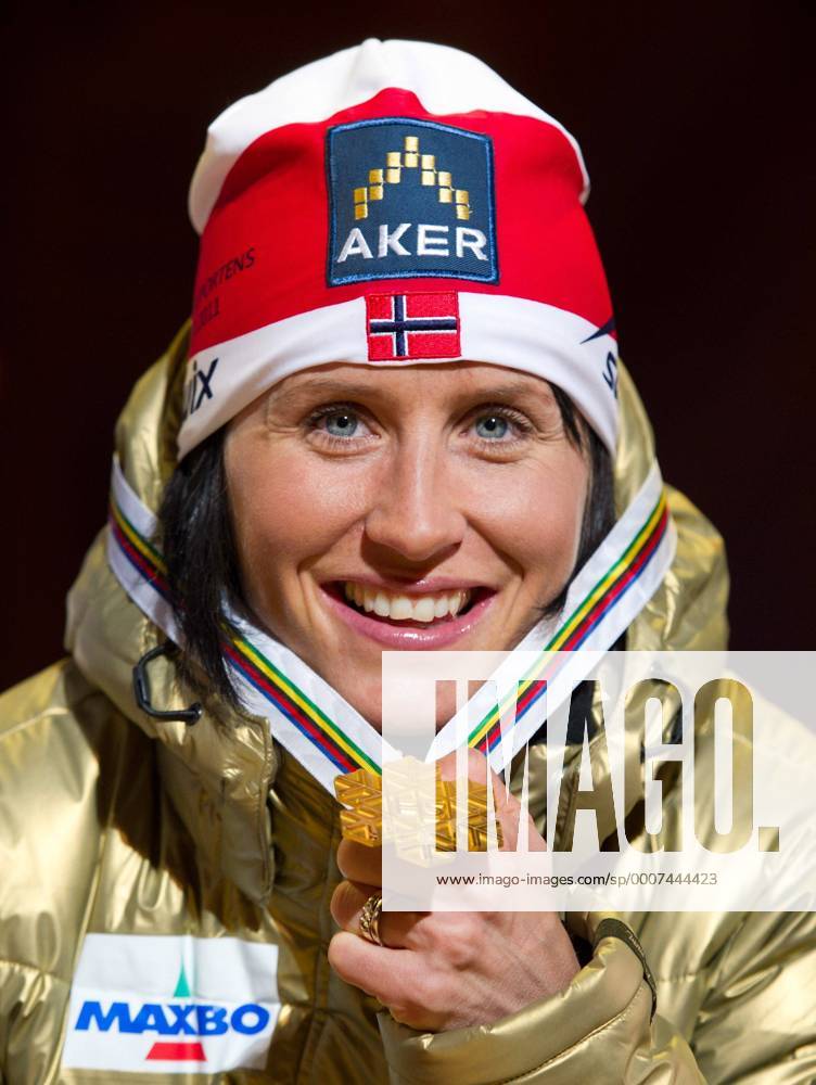 Siegerehrung auf dem Medal Plaza: Siegerin Marit BJÖRGEN (NOR) mit der Goldmedaille. 10km Einzelrennen Klassisch der Frauen - FIS Nordische Ski Weltmeisterschaft in Oslo am Holmenkollen 2011