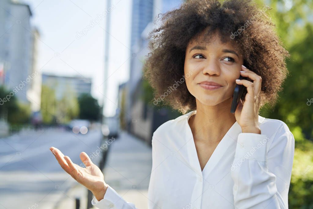 Close up of smiling business woman talking on the phone