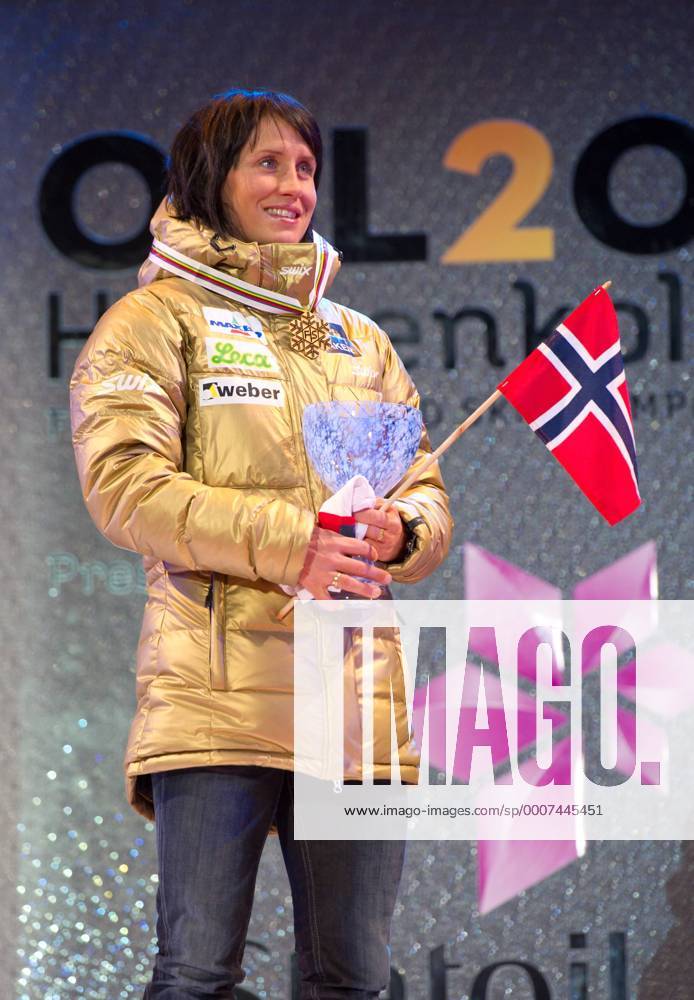 Siegerehrung auf dem Medal Plaza: Siegerin Marit BJÖRGEN (NOR) mit der Goldmedaille --- 10km Einzelrennen Klassisch der Frauen bei der Nordischen Ski WM in Oslo o0 Weltmeister Fahne, Nationalfahne Aufmacher Medaille Gold
