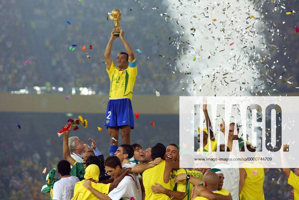 Cafu (Mitte, Brasilien) präsentiert den Pokal unter den Begeisterungsstürmen seiner Mannschaftskollegen Fußball WM Herren Weltmeisterschaft 2002, Finale, Endspiel, Länderspiel, Nationalmannschaft, Nationalteam Totale International Stadium Yokohama Freude, Begeisterung,