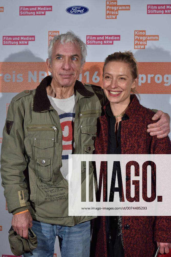 Die Schauspieler Ralf Richter und Sandra Borgmann posieren am 09.11.2016 in Köln vor der 26. Verleihung der Kinoprogrammpreise NRW 2016 der Film und Medien Stiftung NRW.