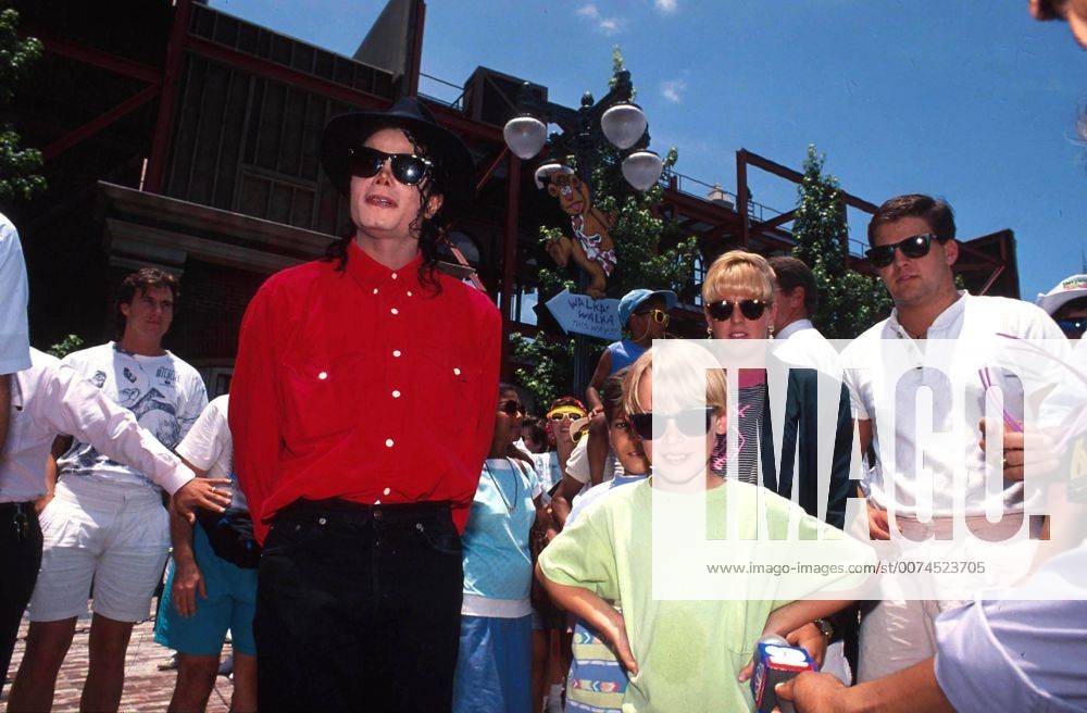 Macaulay Culkin äußert sich zu Missbrauchsvorwürfe gegen Michael Jackson 6 21 -22 91 ORLANDO FLORIDA.MICHAEL JACKSON & MACAULEY KULKIN TOUR DISNEYWORLD .Â - ZUMAg49_ 20090625_zaf_g49_129