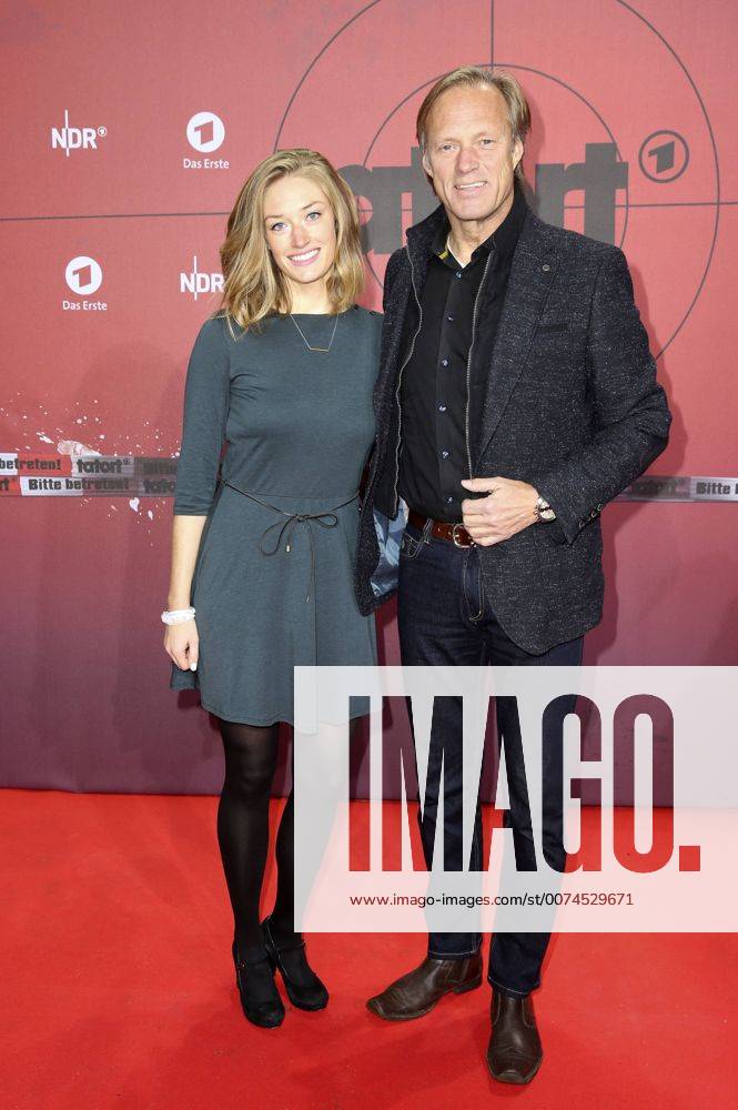 Katharina Delling mit Vater Gerhard Delling bei der Premiere des 1000. Tatort-Krimis Taxi nach Leipzig im Cinemaxx Dammtor. Hamburg, 11.11.2016 Foto:xH.xHartmannx xFuturexImage