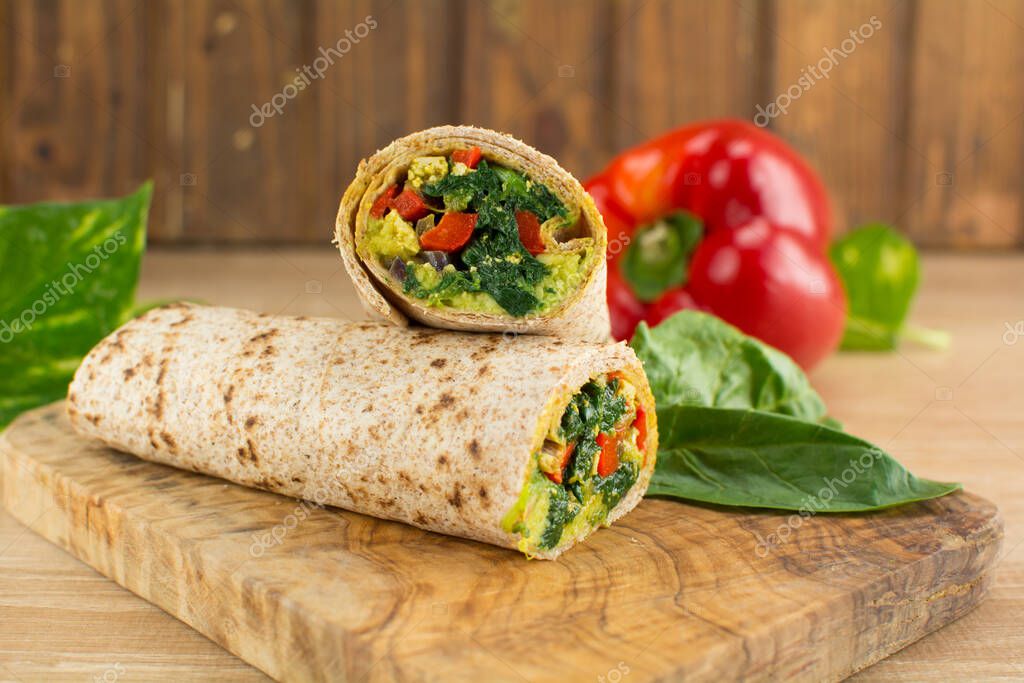 IMAGO Creative, Food, High Protein Frühstück Tofu Wraps with Scrambled Eggs and Vegetables