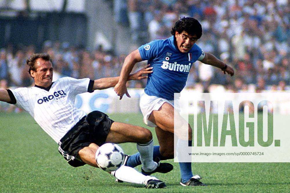 Diego Armando Maradona (re., Napoli) gegen Alberto Cavasin (Cesena) Fußball Herren Serie A 1987 1988, 1. Italienische Liga, AC Cesena Calcio - SSC Neapel 0:1 Gruppe Cesena Dynamik, Kampf,