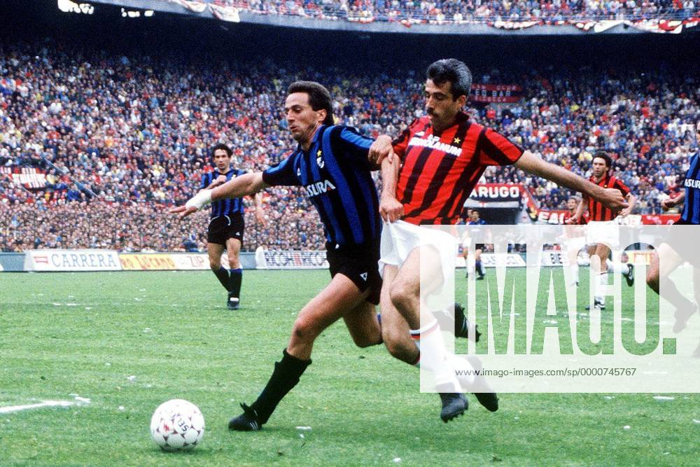 Ricardo Ferri (li., Inter) gegen Pietro Paolo Antonio Virdis (Milan) Fußball Herren Serie A 1987 1988, 1. Italienische Liga, AC Mailand - Internazionale Mailand 2:0 Gruppe Mailand Dynamik,