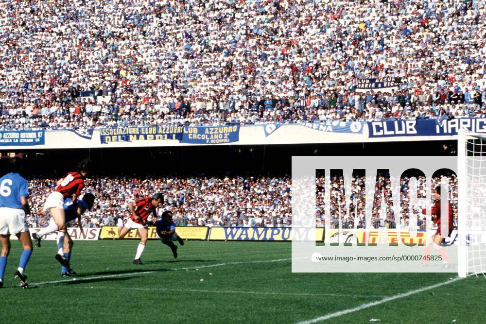 Pietro Paolo Antonio Virdis (Mitte, Milan) beim Kopfball im Strafraum Fußball Herren Serie A 1987 1988, 1. Italienische Liga, SSC Neapel - AC Mailand 2:3, Napoli, Totale Neapel Dynamik,
