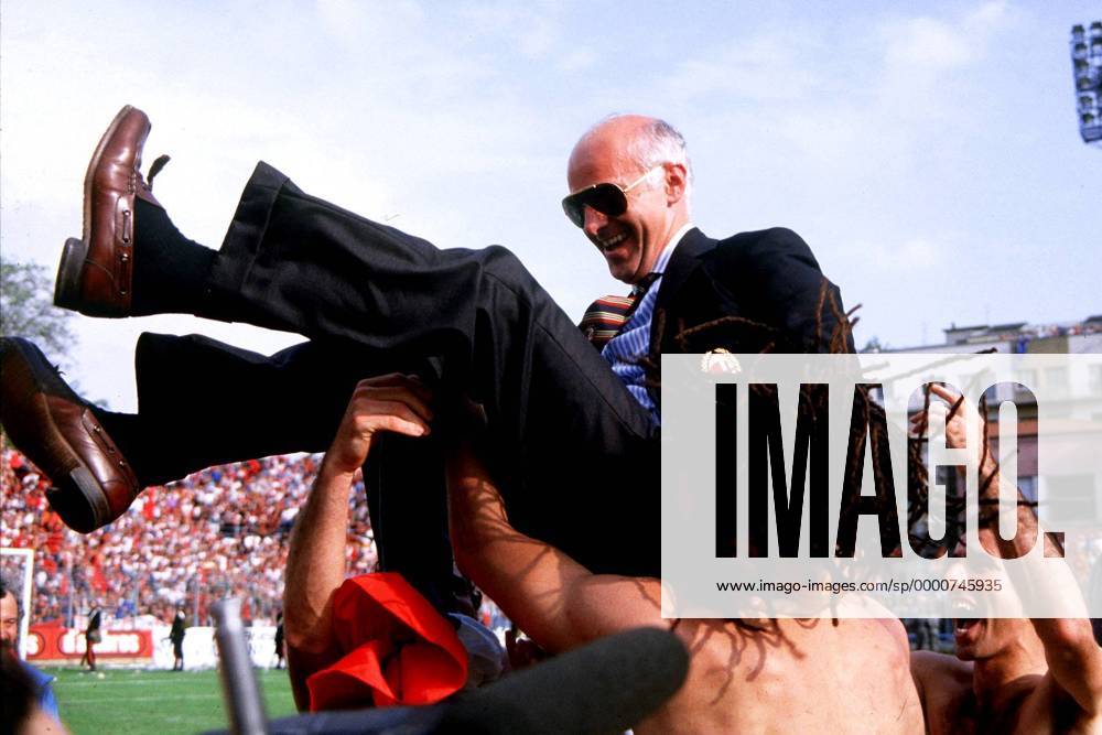 Trainer Arrigo Sacchi (Milan) feiert auf den Händen seiner Spieler die Italienische Meisterschaft Fußball Herren Serie A 1987 1988, 1. Italienische Liga, Como - AC Mailand 1:1, Scudetto Gruppe Como Glück, Begeisterung, Freude,