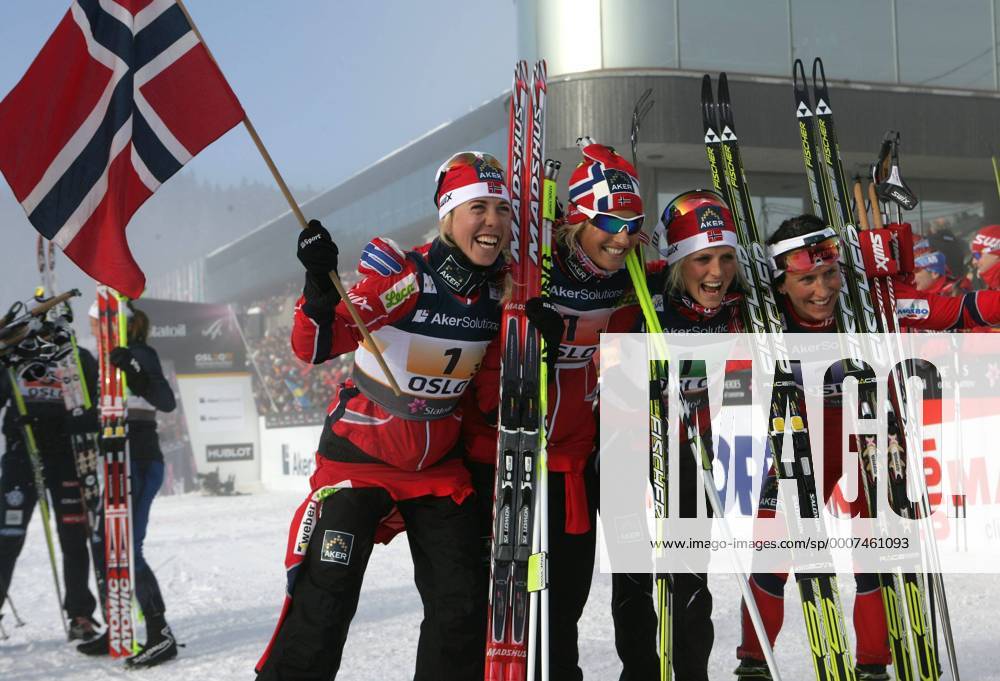 Nordische Ski WM in Oslo, Langlauf Staffel Damen, 4x5km --- Weltmeister Norwegen, v.li.: Kristin STÖRMER STEIRA, Vibeke SKOFTERUD, Therese JOHAUG und Marit BJÖRGEN KP0520002 o0 Sieg Jubel Freude Fahne, Nationalfahne Objekte Mannschaftsfoto Emotionen
