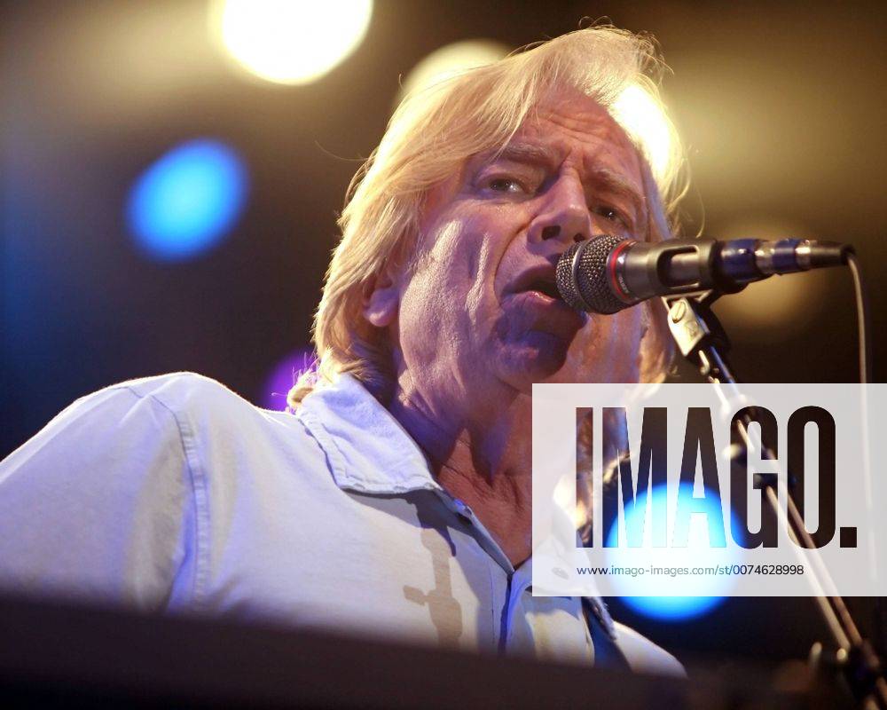 Jul 21, 2009 - San Diego, California, USA - JUSTIN HAYWARD of The Moody Blues performs as part of the 2009 Concert Season at Humphrey s by the Bay in San Diego. - ZUMAr06_ 20090721_jab_r06_239