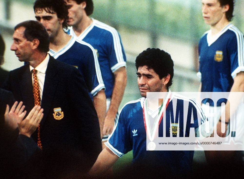 Diego Armando Maradona (re.) ist nach dem verlorenen Endspiel den Tränen nahe, li. Nationaltrainer Carlos Bilardo (beide Argentinien) Fußball WM Herren Weltmeisterschaft 1990, Länderspiel, Finale, Nationalmannschaft, Nationalteam, Nationaltrikot Gruppe Rom Enttäuschung, Verzweiflung,