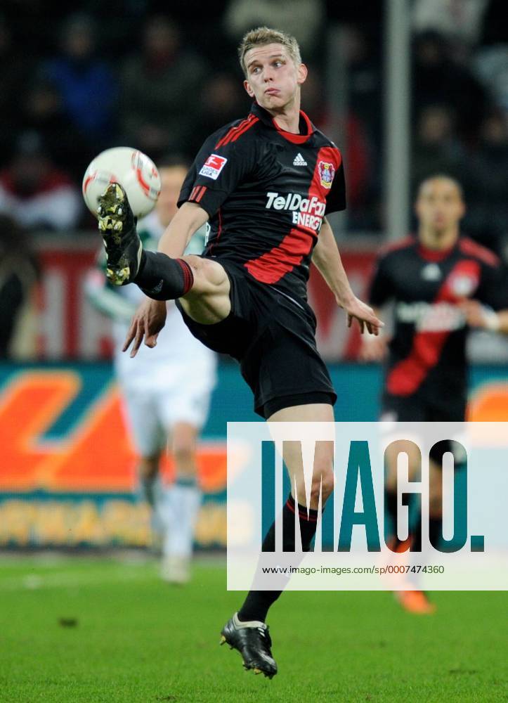 LEVERKUSEN, 05.03.2011, Lars Bender (Bayer 04 Leverkusen) - Bayer 04 Leverkusen (schwarz) vs. VfL Wolfsburg (weiß)