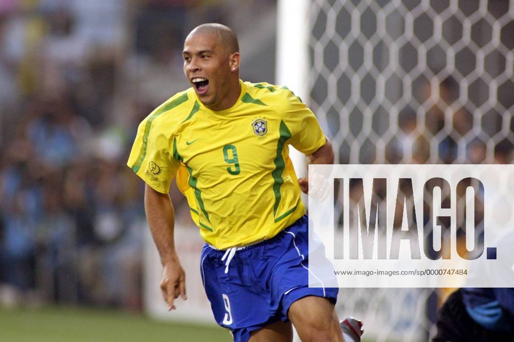 Ronaldo (Brasilien) - Torjubel Fußball WM Herren Weltmeisterschaft 2002, Länderspiel, Gruppenspiel, Gruppe C, Nationalmannschaft, Nationalteam Einzelbild Ulsan Dynamik, Freude,