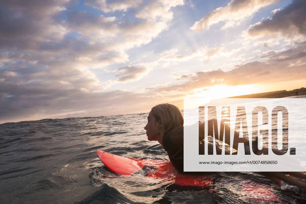 Youniverse - Young Holidays Spain, Tenerife, boy surfing in the sea at sunset model released Symbolfoto SIPF00965