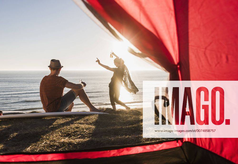Youniverse - Young Holidays Young couple camping at seaside model released Symbolfoto UUF08787