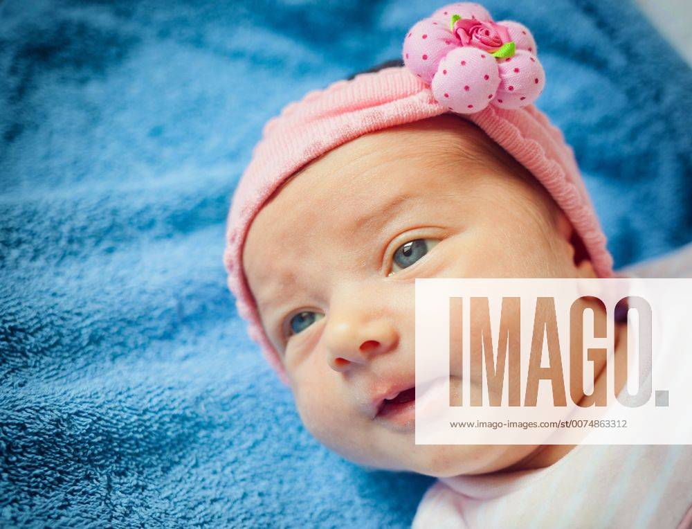 Portrait of a newborn Baby Girl with blue eyes - Portrait of a newborn Baby Girl with blue eyes 1085306129