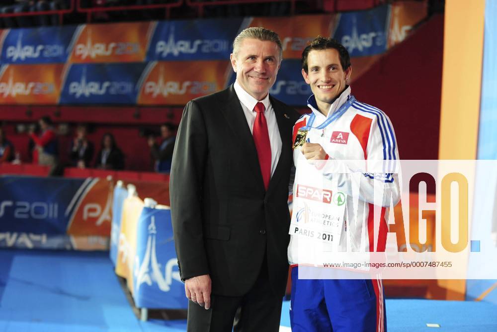 Leichtathletik Hallen EM 2011 in Paris - 06.03.2011 - Europameister Renaud Lavillenie (FRA, R) bekommt von NOK Präsident Sergei Bubka (UKR) die Goldmedaille - Siegerehrung Stabhochsprung - JBAutissier -