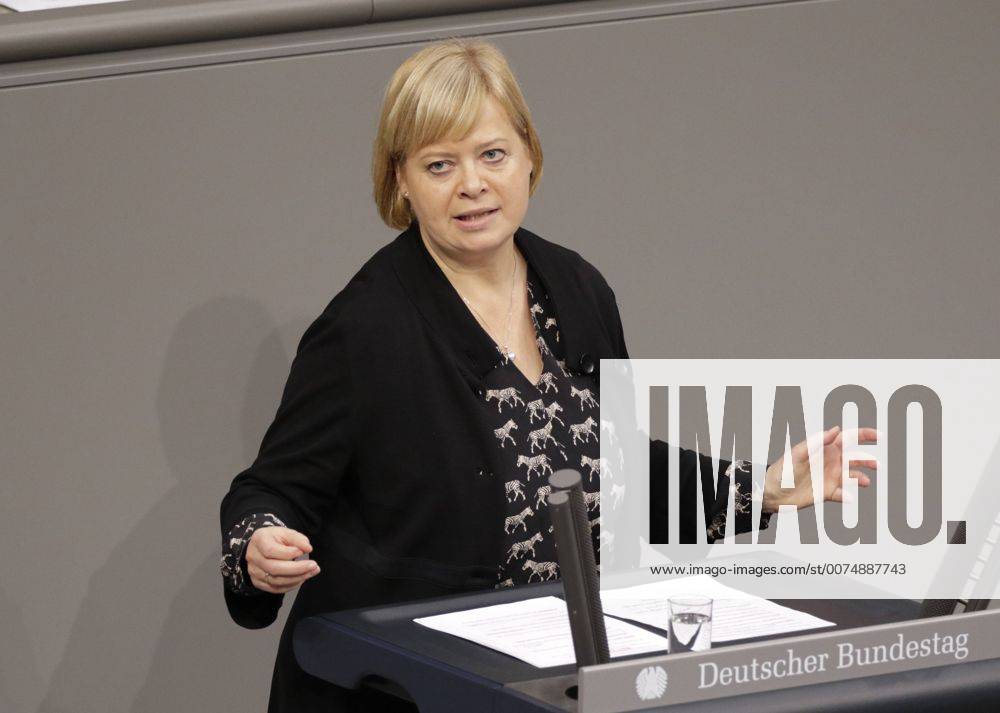 Berlin, 25.11.2016, Bundestag Plenum, Große Koalition verabschiedet Haushalt 2017, Dr. Gesine Lötzsch (DIE LINKE)