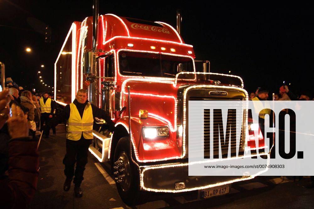 Coca-Cola-Trucks rollen durch Essen Coca-Cola Weihnachtstour 2016 Trucks der Coca-Cola Weihnachtstour 2016 in Essen. Die Show hat einige Tausend Besucher angelockt. Essen Nordrhein-Westfalen Deutschland Berthold-Beitz-Boulevard