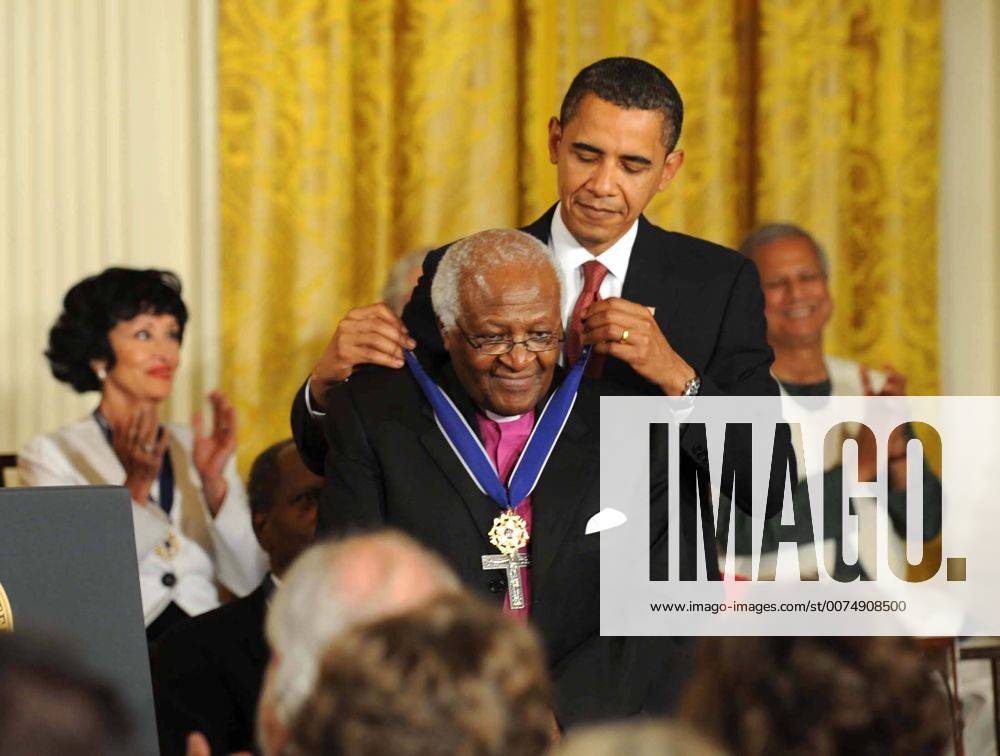 8 12 09 The White House Washington DC.President Obama award the Presidential Medal of Freedom to the arch Desmond TuTu..This is the highest civilian honor our nation can bestow.. photo by : Christy Bowe - IPOL-Globe Photos, Inc.. .I13289CB - ZUMAbw2_ 20090812_zaf_bw2_020