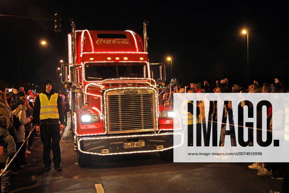 Coca-Cola Weihnachtstour 2016 Trucks der Coca-Cola Weihnachtstour 2016 in Essen. Die Show hat laut Angaben der Polizei 10000 Besucher angelockt und verlief friedlich ohne negative Vorkommnisse. Essen Nordrhein-Westfalen Deutschland Berthold-Beitz-Boulevard