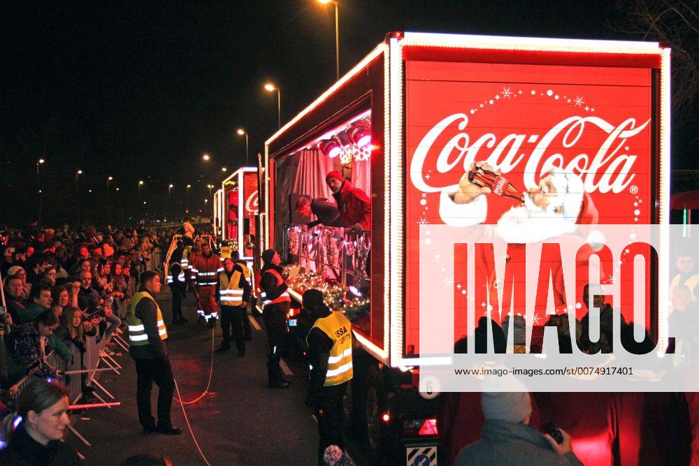 Globale Marken, Coca Cola Coca-Cola Weihnachtstour 2016 Trucks der Coca-Cola Weihnachtstour 2016 in Essen. Die Show hat laut Angaben der Polizei 10000 Besucher angelockt und verlief friedlich ohne negative Vorkommnisse. Essen Nordrhein-Westfalen Deutschland Berthold-Beitz-Boulevard