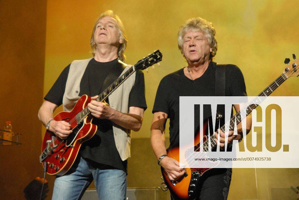 Aug 20, 2009 - New York, New York, USA - JUSTIN HAYWARD and JOHN LODGE of The Moody Blues performing live in concert at Radio City Music Hall in NYC. - ZUMAg53_ 20090820_clb_g53_486
