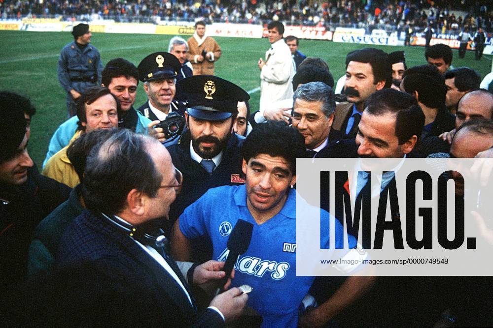 Diego Armando Maradona (Napoli) wird von Journalisten belagert Fußball Herren Serie A 1988 1989, 1. Italienische Liga, Turin - SSC Neapel 0:1 Totale Turin