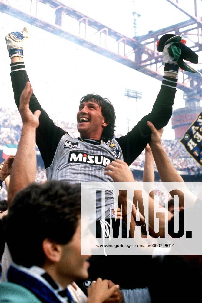 Torwart Walter Zenga (Inter) feiert auf den Schultern der Fans den Scudetto Fußball Herren Serie A 1988 1989, 1. Italienische Liga, Internazionale Mailand Gruppe Mailand Glück, Begeisterung, Freude,