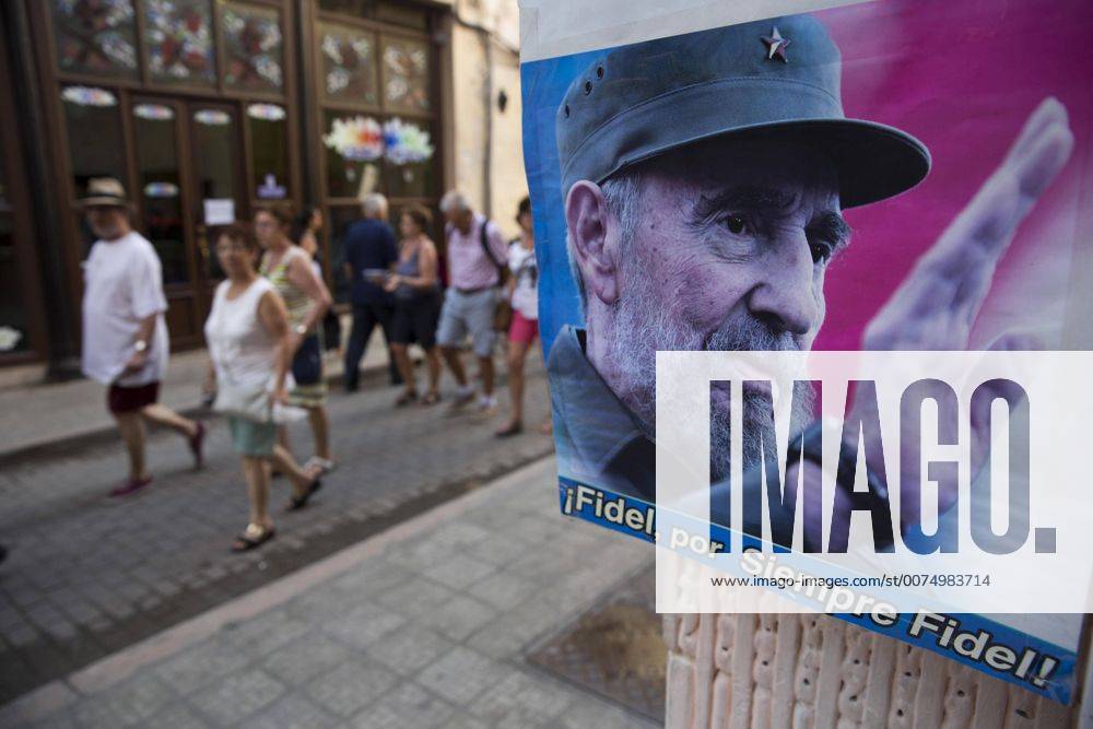 Tourists walk past an office of the Revolution s Defense Committee at the Old Havana, in Havana, Cuba, 29 November 2016. The tributes to the Revolution leader and former President Fidel Castro are celebrated through the country, where his ashes will travel from Havana to Santago de Cuba for his funeral at his city next 04 December. EFE Orlando Barria TRIBUTE TO FIDEL CASTRO IN HAVANA !ACHTUNG: NUR REDAKTIONELLE NUTZUNG! HAV001 20161129-636160461367495020