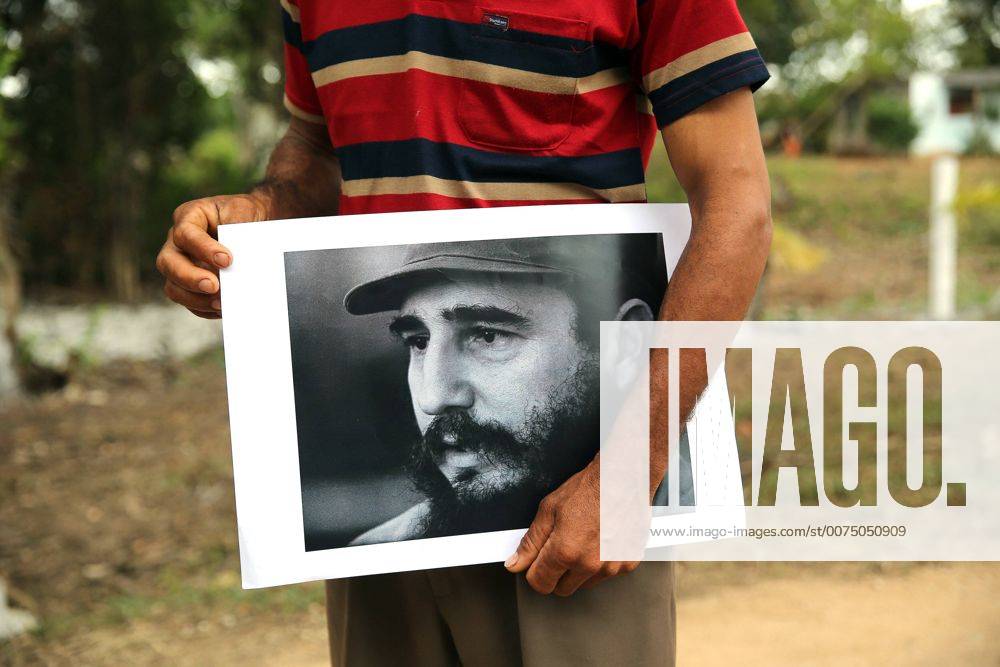 A man holds a picture of Fidel as he awaits a caravan carrying the ashes of former President Fidel Castro in Jatibonico, Cuba, 01 December 2016. The caravan left Havana to make the reverse itinerary that the Cuban Revolution leader made back in 1959, and will reach Santiago de Cuba for the funeral of Castro at his hometown. THE ASHES OF FIDEL CASTRO HEAD TO SANTIAGO !ACHTUNG: NUR REDAKTIONELLE NUTZUNG! CUB001 20161201-636162267938293992