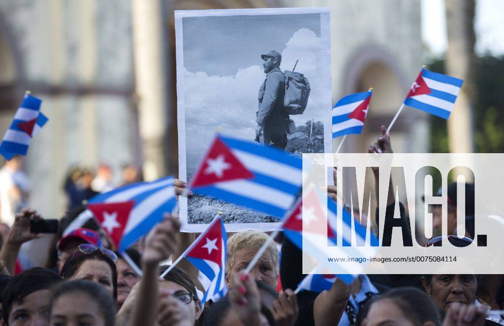 Cubans observe the motorcade that carries the ashes of late Cuban leader Fidel Castro in Camaguey, Cuba, 02 December 2016. The ashes of Castro left Plaza de la Revolucion in Havana on 30 November 2016 for a four-day tour across the island, a funeral procession that will end in Santiago de Cuba, where his funeral will be held on 04 December 2016. THE ASHES OF FIDEL CASTRO ARE TRANSFERRED FROM HAVANA TO SANTIAGO !ACHTUNG: NUR REDAKTIONELLE NUTZUNG! HAB13 20161202-636162929183058353